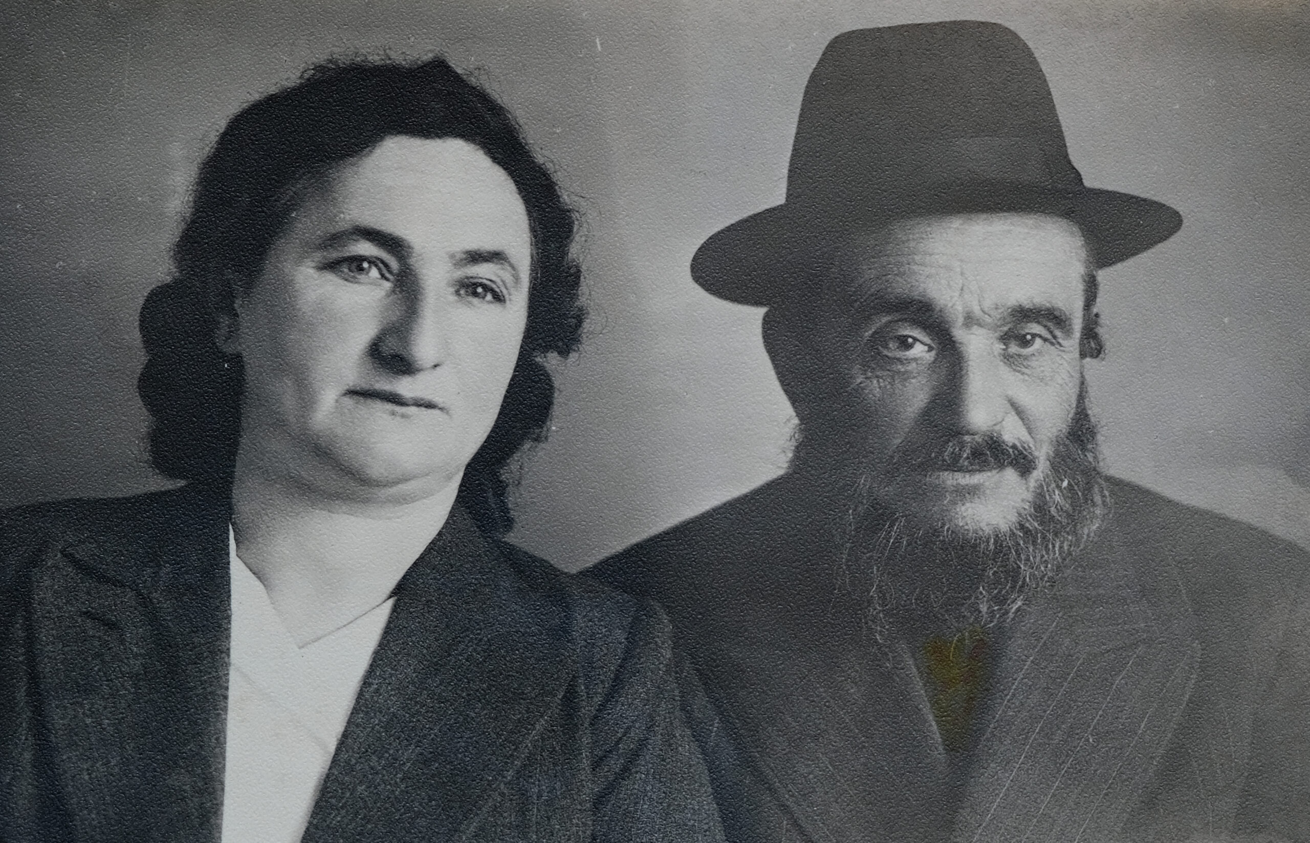 Photograph of Jack Aizenberg's parents.
