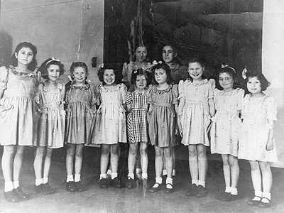 Photograph of the girls in Weir Courtney Hostel