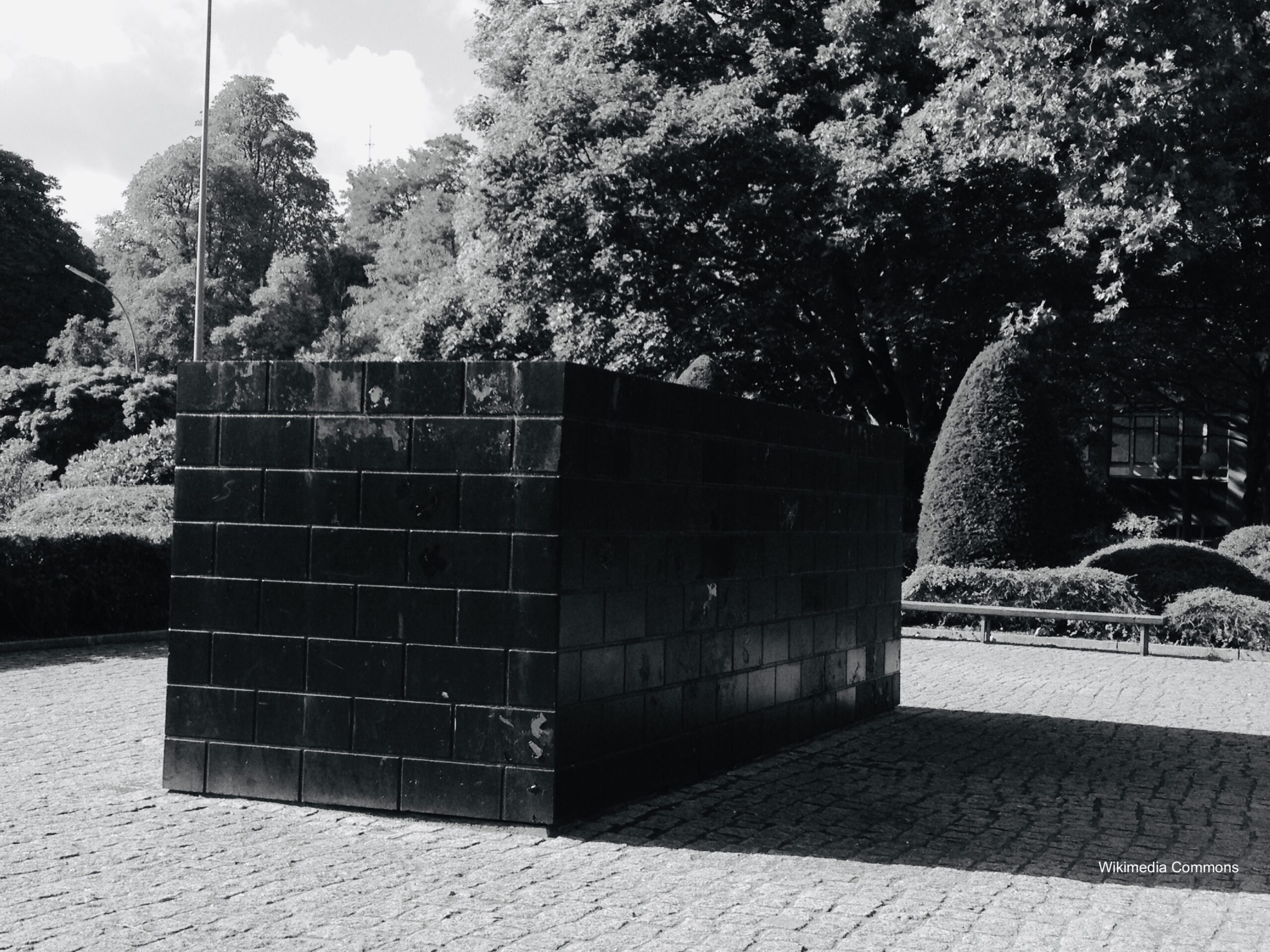 Black Form Holocaust Memorial, Hamburg