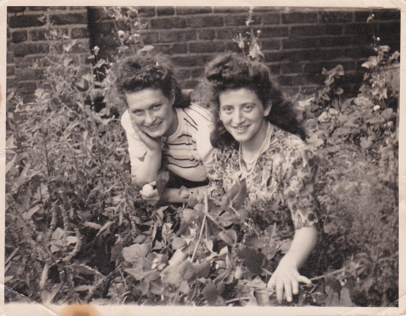 Photograph of 1946 Prague, Czechoslovakia, Roma & Bluma