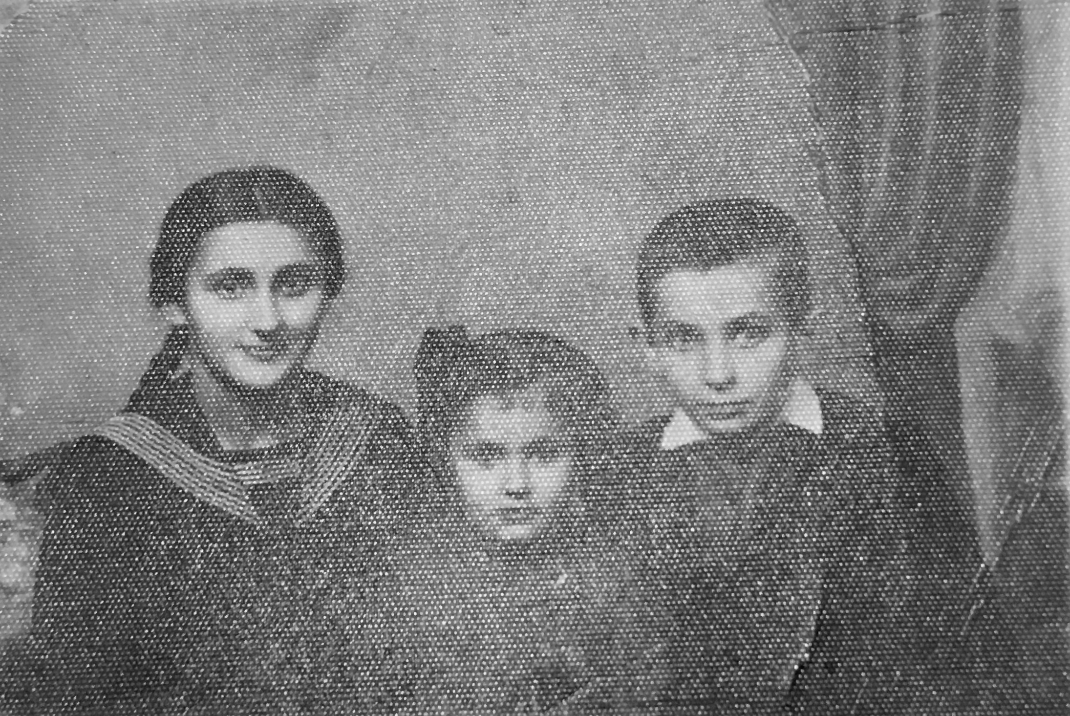 Photograph of Mendel Silberstein (right) with his siblings in the 1930s.