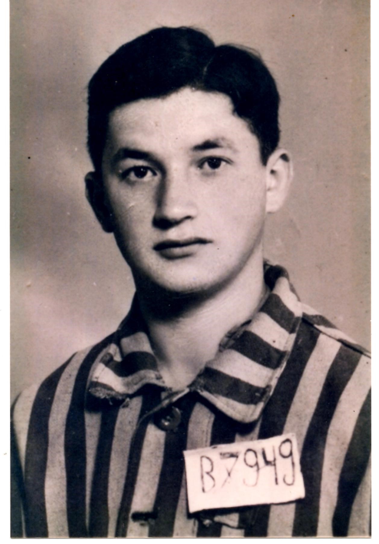 Photograph of Moniek Frenkel in his concentration camp clothes.