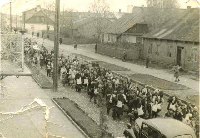 Konskie Jews being deported to the Treblinka extermination camp