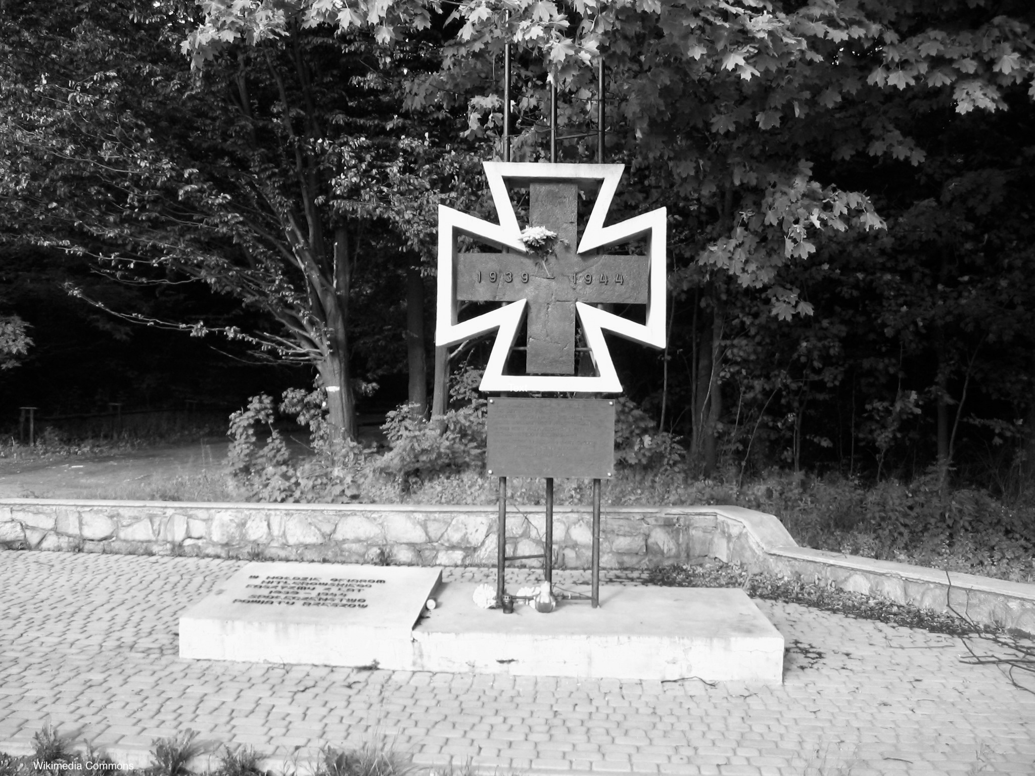 Photograph of the memorial near Glogow Malpolski commemorating Jews killed by the Nazis.