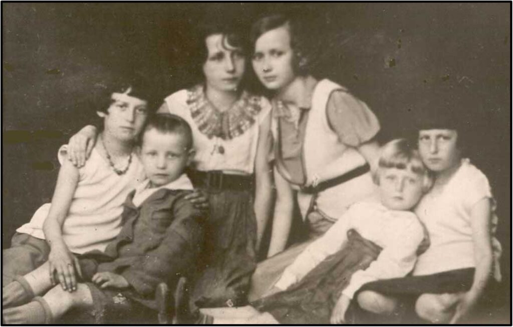 Photograph of Alfred and his sisters Frania, Ides, Rifka and twins Perl and Tzri