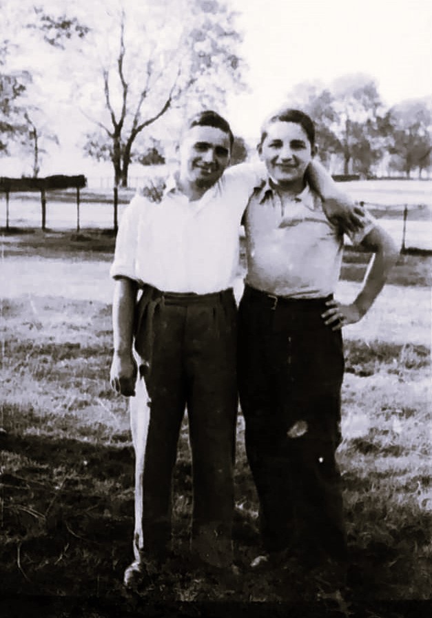 Photograph of Sender Riseman (L) and brother Yitschok (R)